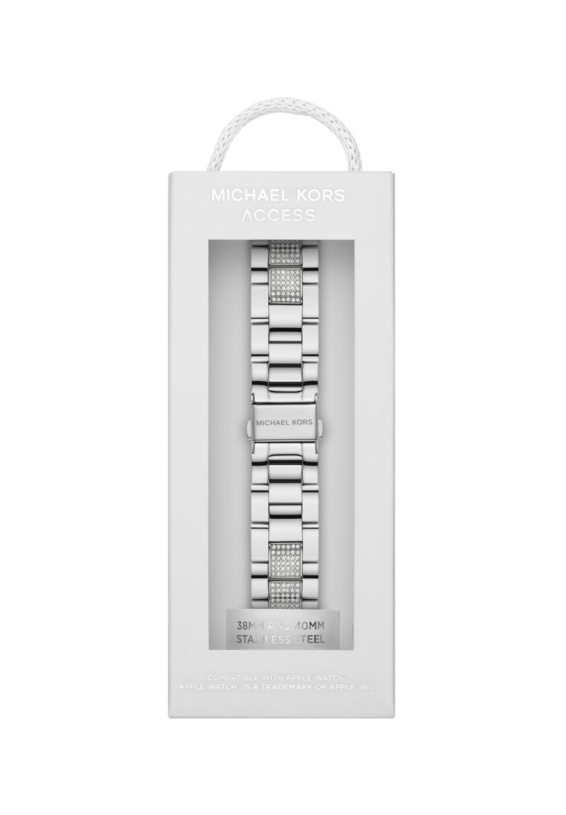 Bracelet de montre en acier inoxydable argenté dans une boîte d'affichage transparente, présentant des maillons rectangulaires et des accents en cristal. Compatible avec l'Apple Watch.