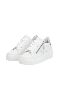 Baskets blanches en matériau synthétique lisse, avec des lacets plats, une fermeture éclair latérale, une semelle texturée et de subtils accents perforés.