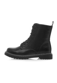 Botas de tobillo de cuero negro con cordones, que presentan una puntera redonda, suela gruesa de goma y costuras blancas a lo largo del borde; acentos de superficie texturizada.