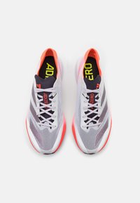 adidas Performance ADIZERO ADIOS 8 - Sapatos para corrida em estrada - footwear white/aurora metallic/solar red