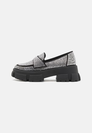Zwarte platform loafers versierd met zilveren rhinestones, met een ronde neus en een stevige, gegroefde zool voor extra grip.