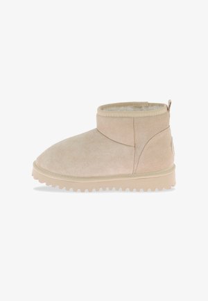 Beige suede enkelboot met een zachte binnenvoering, ronde neus en een afgewerkte rubberen zool met een subtiel profiel.