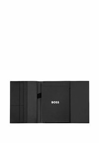 Folio en cuir noir avec trois emplacements pour cartes à gauche, poche centrale contenant un carnet noir étiqueté "BOSS", et un rabat droit uni.