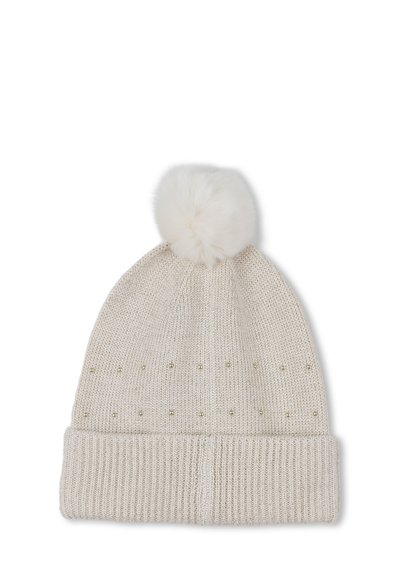 Strikket beige lue med en fluffy pom-pom på toppen, prydet med dekorative gullstuds langs overflaten og en ribbet mansjett.