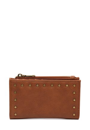 Portefeuille en cuir marron avec une finition texturée, fermeture zip, et des clous dorés décoratifs sur un côté. Forme rectangulaire compacte.