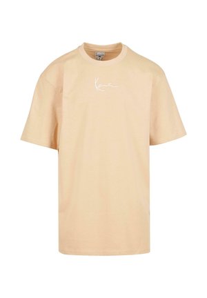 Kortermet ferskenfarget bomulls-t-skjorte med rund hals og en hvit signatur-logo på fronten. Enkel, avslappet passform.