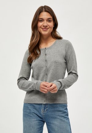 Grå stickad cardigans med rund halsringning, knappstängning fram, ribbade ärmslut och nederkant. Har en slät textur och figurnära passform.
