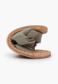 Skluzavá sandál s korkovou podešví a nastavitelným olivově zeleným koženým svrškem, zapínání na suchý zip a strukturovaná podrážka pro lepší přilnavost. Zaoblený design, měkké polstrování.