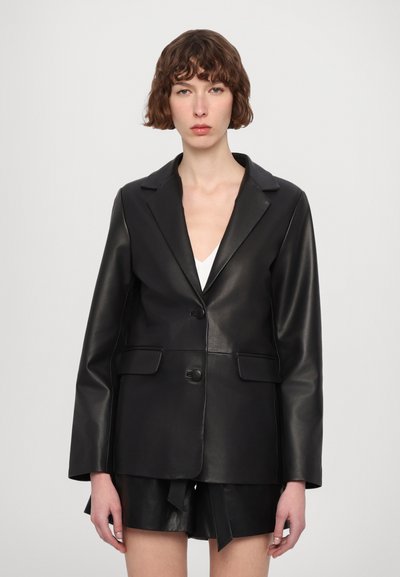 Sort faux læder blazer med lange ærmer, almindelige slag, to forlommer og en enkelt knaplukning. Glat tekstur og skræddersyet pasform.