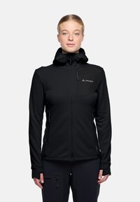 Giacca softshell nera con zip frontale, cappuccio e tasche con zip. Caratterizzata da un design aderente e un logo discreto sul petto.