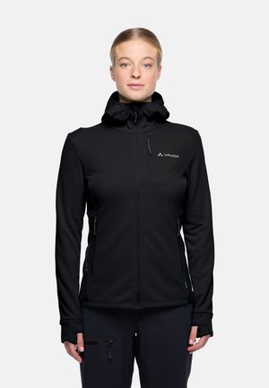 Schwarze Softshelljacke mit Reißverschluss vorne, Kapuze und Reißverschlusstaschen. Sie verfügt über ein tailliertes Design und dezente Markenlogos auf der Brust.