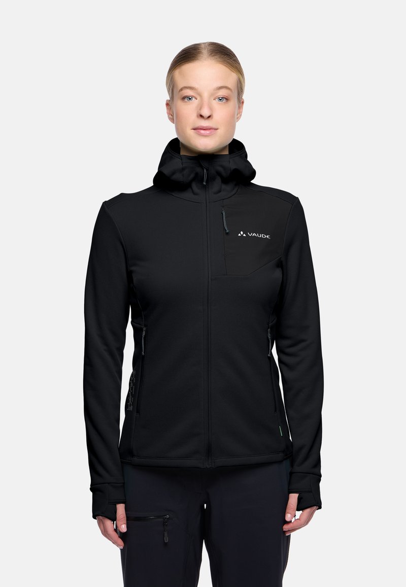 Giacca softshell nera con zip frontale, cappuccio e tasche con zip. Caratterizzata da un design aderente e un logo discreto sul petto.
