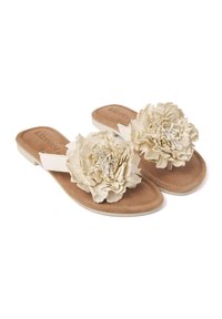 Sandali slide beige con fiori in tessuto texture su una morbida soletta. La suola è marrone chiaro, con un leggero tacco per il comfort.