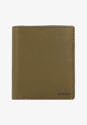 Grünes Leder-Portemonnaie mit genähten Kanten, in einem Bi-Fold-Design und geprägtem "FOSSIL"-Logo in der unteren rechten Ecke. Glatte Textur.