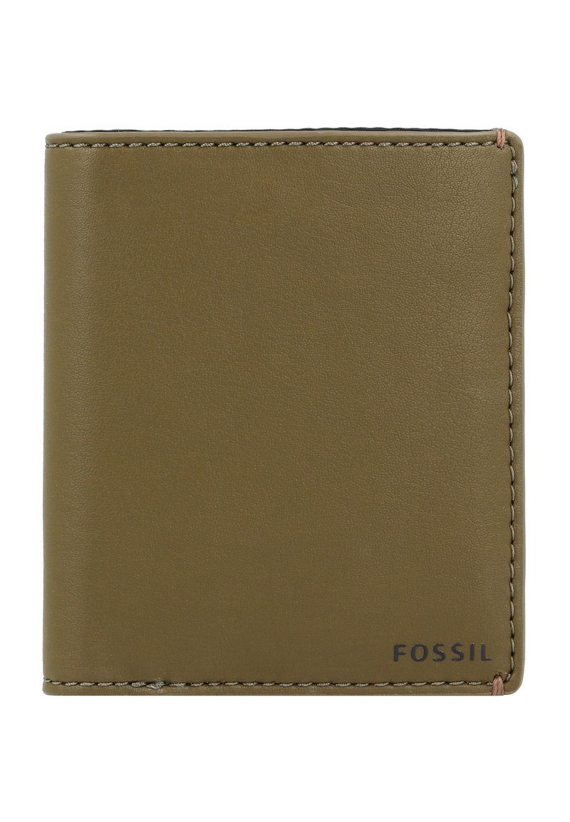 Cartera de piel verde con bordes cosidos, diseño de doble pliegue y logo "FOSSIL" en relieve en la esquina inferior derecha. Textura suave.
