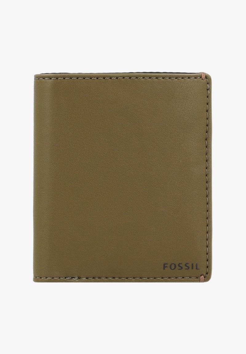 Portefeuille en cuir vert avec des bords surpiqués, design bi-fold, et logo "FOSSIL" en relief dans le coin inférieur droit. Texture lisse.