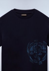 Mørkeblå t-shirt lavet af bomuld, med en rund halsudskæring og et tekstureret grafisk design på venstre brystområde i en lysere blå nuance.