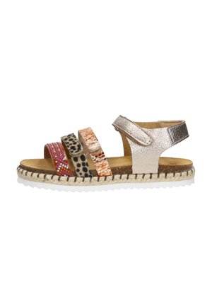 Platte sandaal met kurken zool, zilverkleurige metallic enkelband en drie voorste bandjes met roze kraaltjes, luipaardprint en oranje patroon.