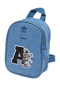 Zaino blu denim dalla forma arrotondata, con chiusura a zip, loghi Adidas e Disney. Presenta un topolino ricamato e un design 'A' nella parte anteriore.