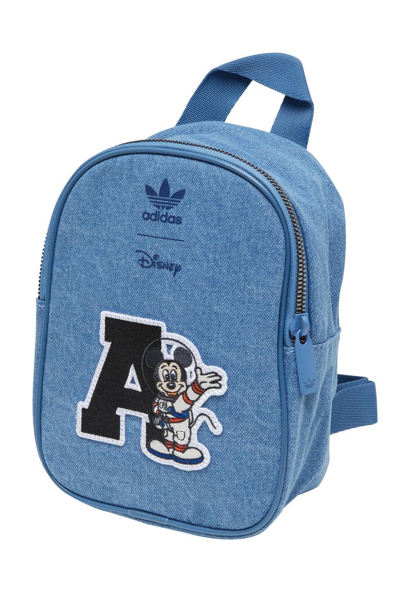 Zaino blu denim dalla forma arrotondata, con chiusura a zip, loghi Adidas e Disney. Presenta un topolino ricamato e un design 'A' nella parte anteriore.