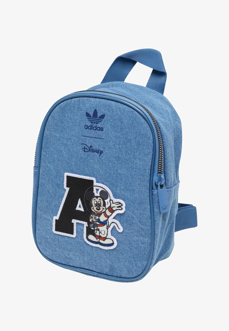 Zaino blu denim dalla forma arrotondata, con chiusura a zip, loghi Adidas e Disney. Presenta un topolino ricamato e un design 'A' nella parte anteriore.