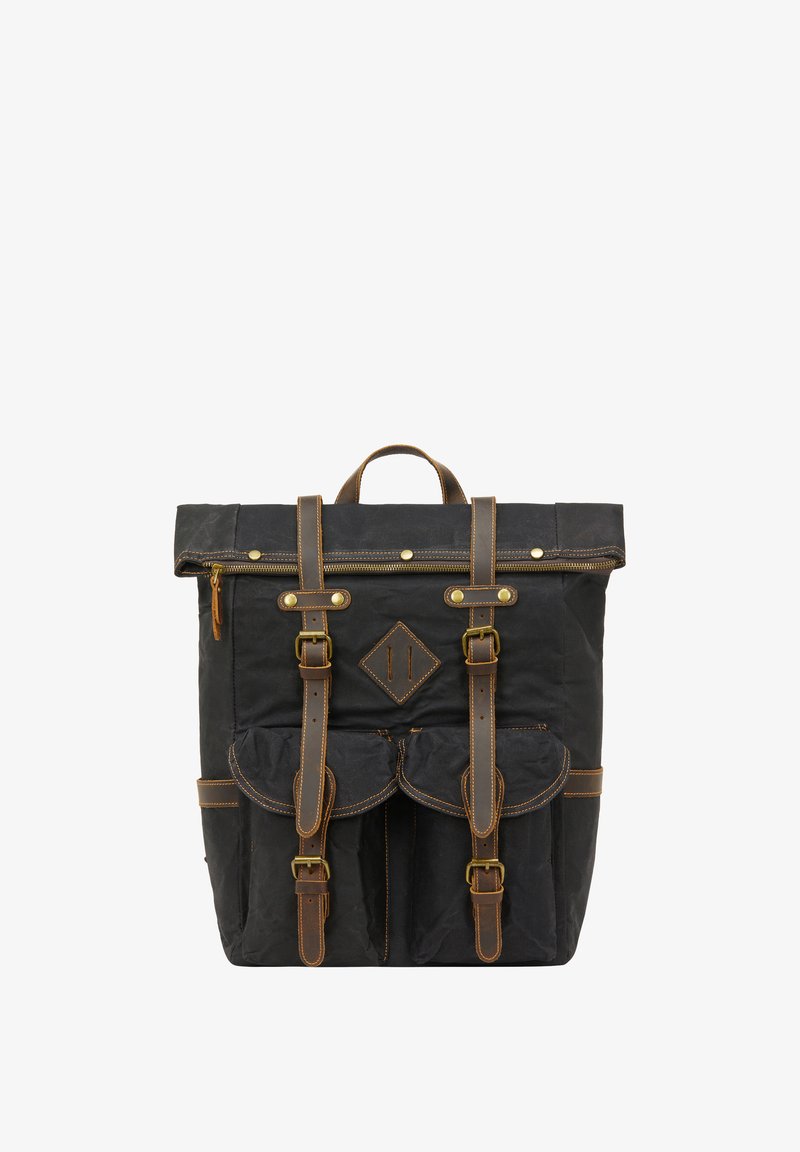 Svart kanvasryggsäck med bruna läderremmar och detaljer. Har en rulltopp, diamantpatch och två framfickor med spänneslå.