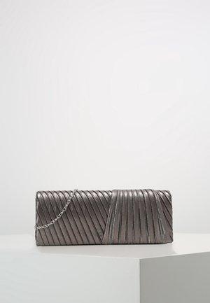 Metalen zilveren clutch tas met geplooide textuur, rechthoekige vorm en een zilveren kettingriem om mee te dragen.