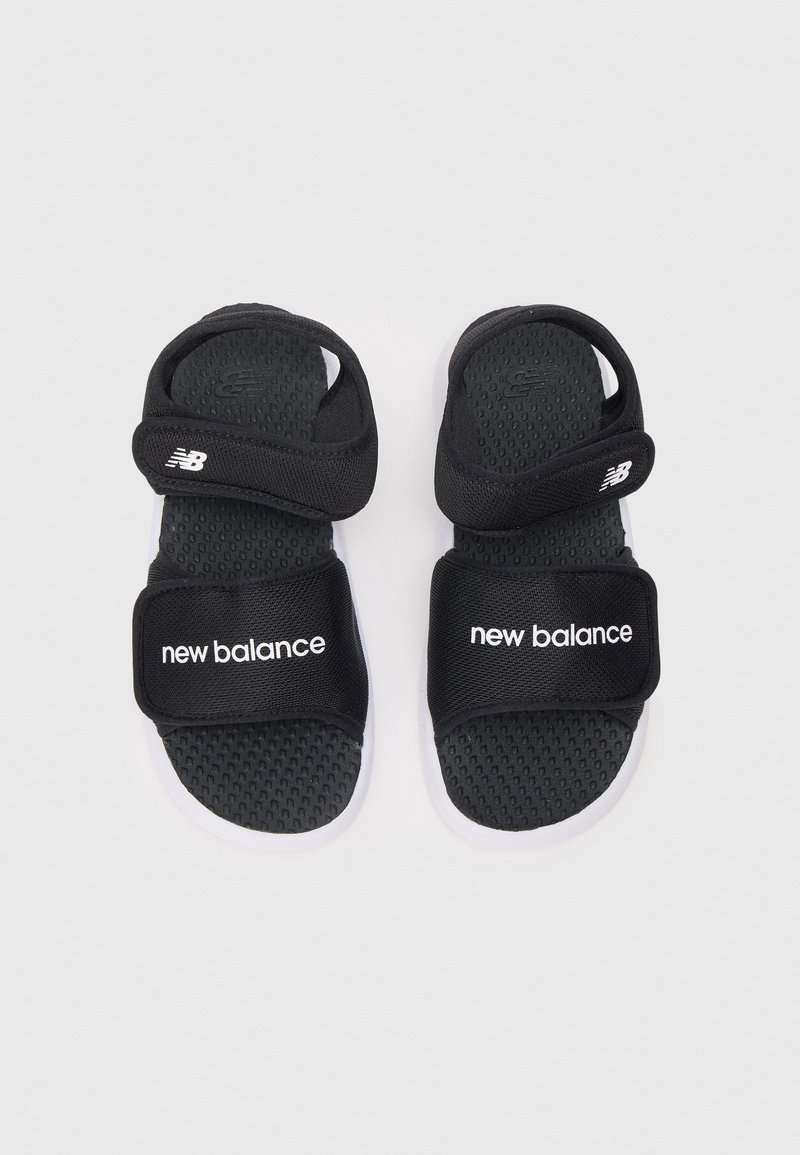 Zwarte slide sandalen met twee verstelbare banden, met een gestructureerde voetbed en een witte zool. 'New Balance' logo in het wit op de banden.