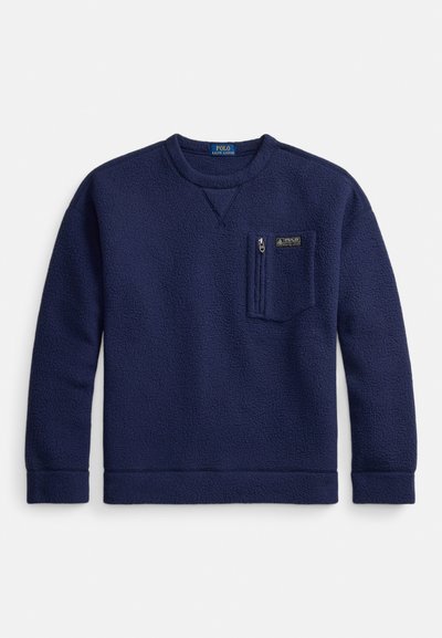 Felpa girocollo in pile blu navy con maniche lunghe, tasca sul petto con zip e piccolo patch con il logo Polo Ralph Lauren.