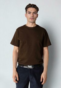Clean Cut Copenhagen STABLE - T-shirts - dark brown