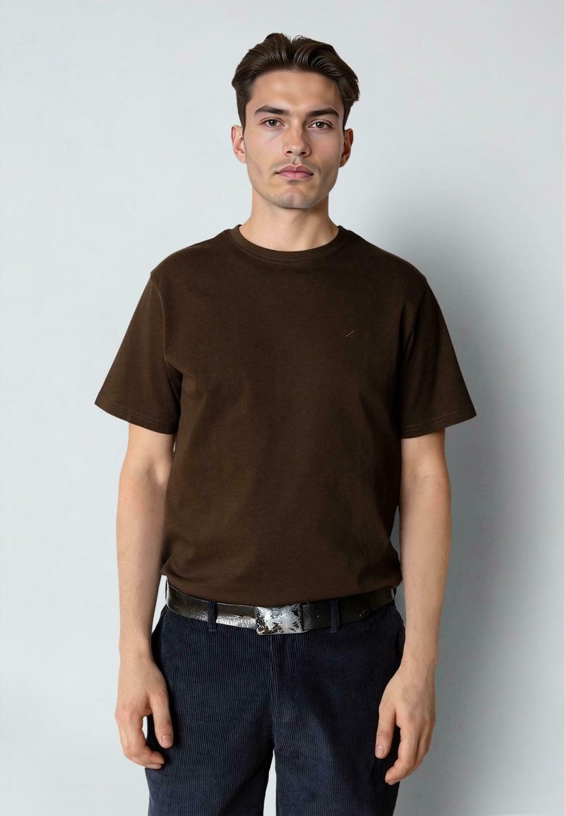 Clean Cut Copenhagen STABLE - T-shirts - dark brown