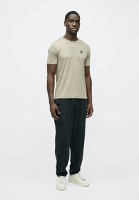 EA7 Emporio Armani TRAIN PREMIUM SHIELD TEE - Základné tričko - roasted cashew