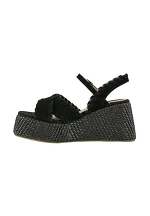 Sandali con tacco a cuneo neri, con superiore in suede intrecciato, cinturino alla caviglia regolabile e piattaforma tessuta strutturata. La vista laterale evidenzia il design elevato.