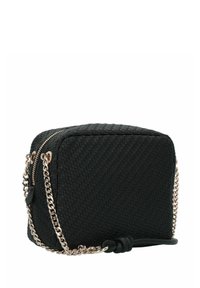 Borsa nera intrecciata di forma rettangolare, con tracolla in catena dorata e chiusura con zip. La superficie testurizzata e le linee pulite definiscono il design.