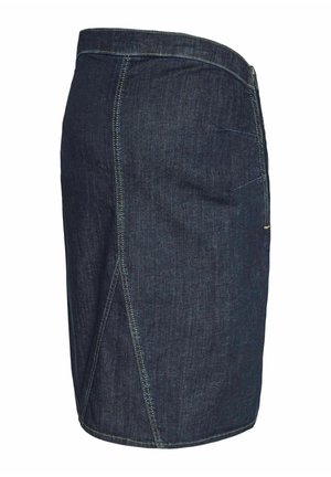 Donkerblauwe spijkerrok in een strakke pasvorm met zichtbare stiksels; heeft een zak aan de rechterkant en een lichte flair aan de onderkant.