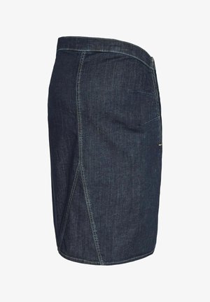 Tumši zilā denima svārku models ar redzamām šuvēm; tam ir kabata labajā pusē un pieguļošs dizains ar nelielu izplūšanu apakšējā daļā.