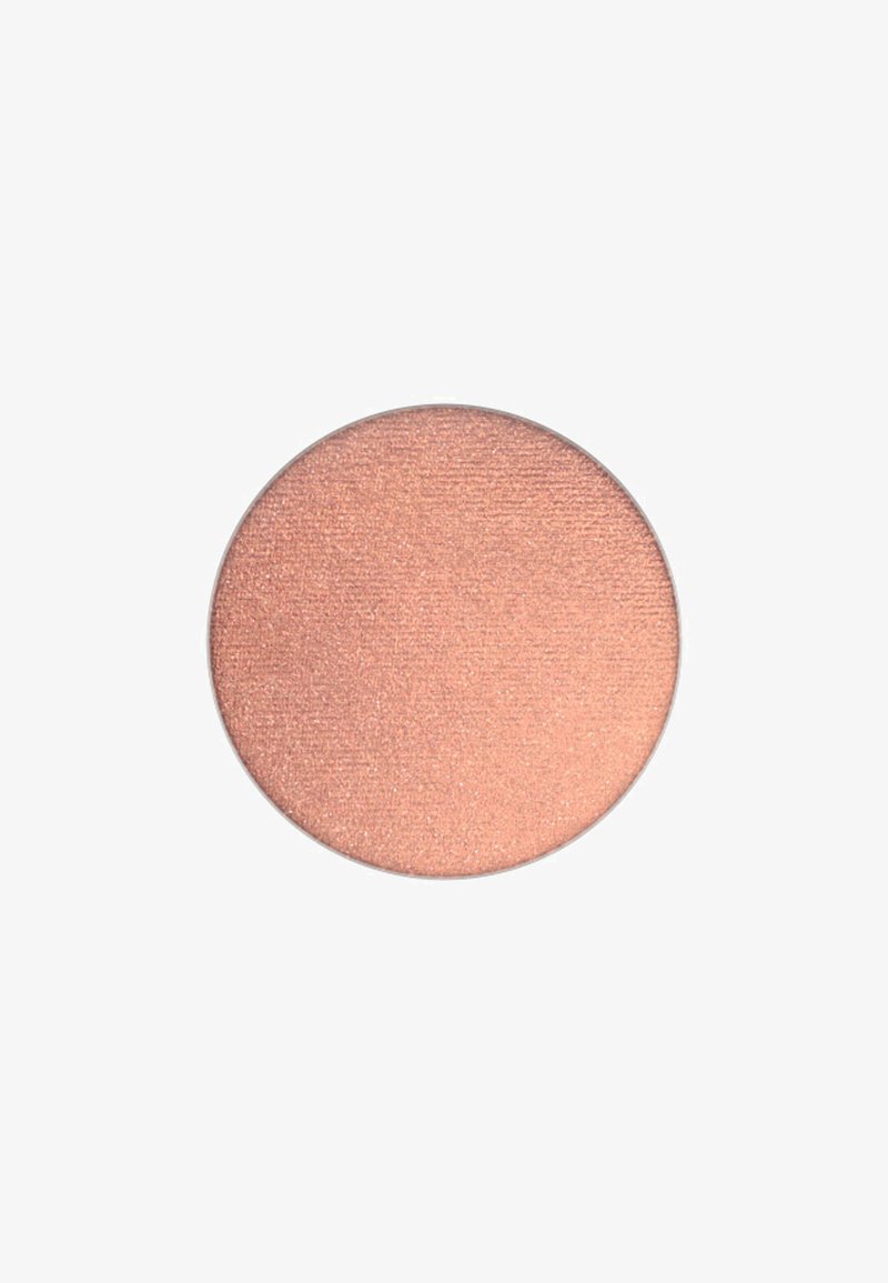 Ronde geperste blush in zachte perzik, met een textuur oppervlakte en een subtiele glans. De diameter bedraagt ongeveer 6 cm.