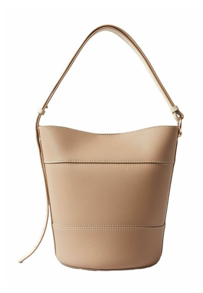 Borsa a secchiello in pelle beige con parte superiore curva, tracolla singola e cuciture a contrasto. Caratterizzata da una texture liscia e base arrotondata.