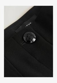 Unselected, black