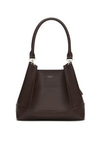 Bolso de cuero marrón con un diseño estructurado, que cuenta con un asa curvada y un bolsillo delantero. Marca minimalista en la parte frontal.