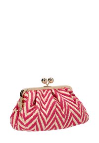 Clutch tejido en un patrón de zigzag rosa y crema, con un cierre de metal en tono dorado y un diseño redondeado con pliegues. El tejido texturizado añade detalle.