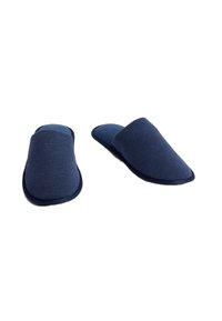 Marina tygtofflor med en mjuk, texturerad ovandel och en strukturerad, rund tå. Slät innersula, öppen häl-design. Passar för inomhusbruk.