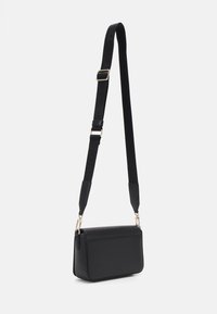 Borsa a tracolla nera realizzata in pelle liscia. Presenta una forma rettangolare slim, una tracolla regolabile e dettagli in metallo tono oro.