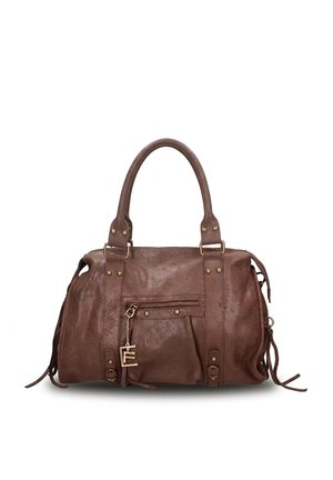 Bruine leren handtas met dubbele handvatten, voorvak met rits, gouden studs en een hangende gouden "E" bedel op een witte achtergrond.