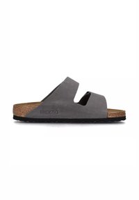 Infradito Birkenstock grigi con due fasce larghe, suola in sughero e gomma nera. Presenta un design con ritagli e logo impresso di lato.
