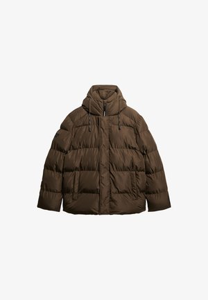 Giacca imbottita marrone con colletto alto, cappuccio con cordino, chiusura con zip e due tasche anteriori, caratterizzata da una superficie liscia e lucida.