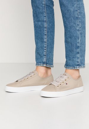 Matalavartiset tennarit - beige