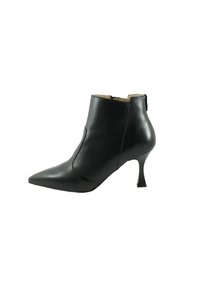 Stivale alla caviglia in pelle nera con punta appuntita, alto tacco a stiletto e chiusura con zip. Texture liscia e dettagli di design minimi.