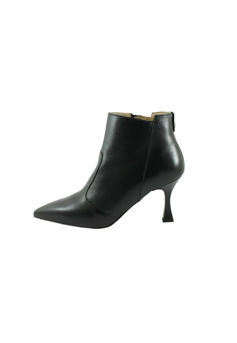 Stivale alla caviglia in pelle nera con punta appuntita, alto tacco a stiletto e chiusura con zip. Texture liscia e dettagli di design minimi.