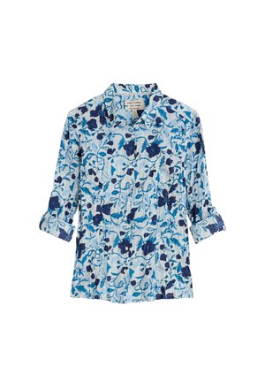 Camisa de manga larga azul claro con botones, con estampado floral azul oscuro y puños enrollados.